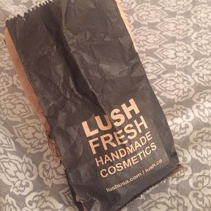 Lush bath bomb