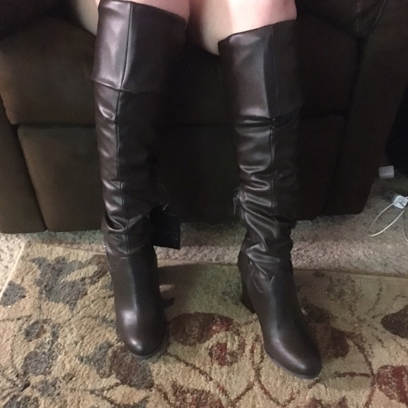 1 HOUR DROP $Guess Dandra over-the-knee fold over - Picture 4 of 4