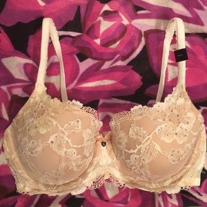 Victoria Secret Body By Victoria  bra.