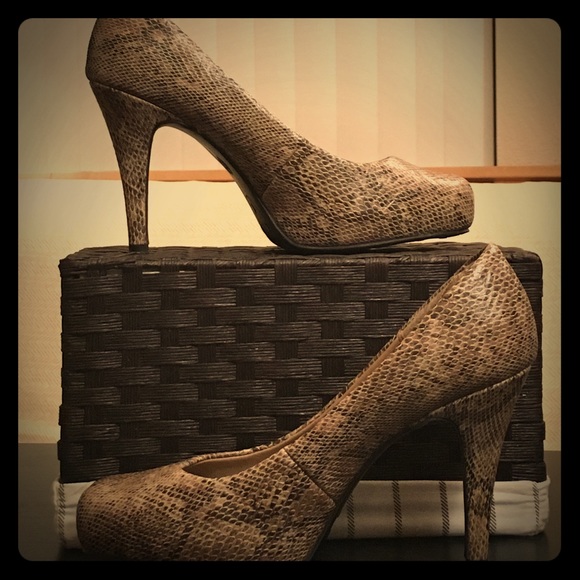 EUC ⚜ Size 8 ⚜ Faux Snakeskin Platform Heels
