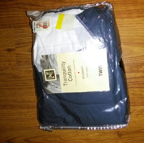 Twin size bedskirt