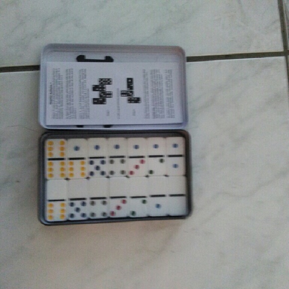 Dominoes set
