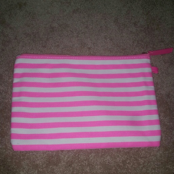 🚨🚨SALE🚨🚨BRAND NEW VICTORIA SECRET POUCH - Picture 2 of 3