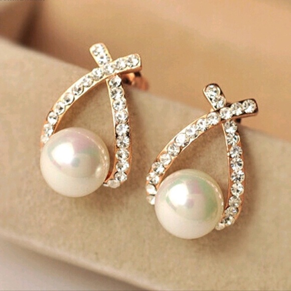 Pearl bow crystal stud earrings