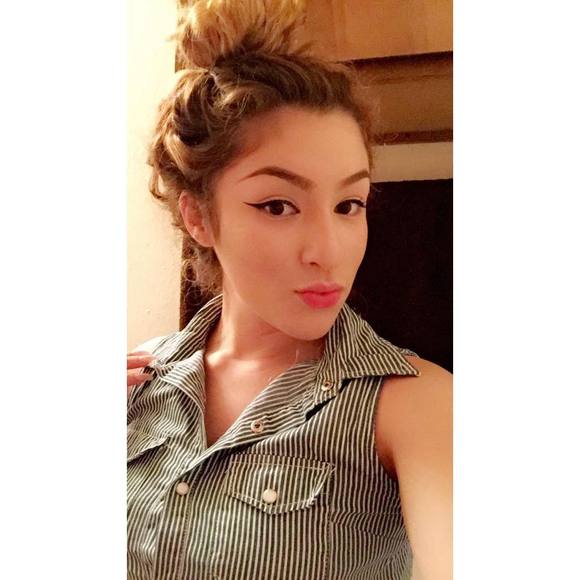 Meet your Posher, Sadé - Picture 1 of 1