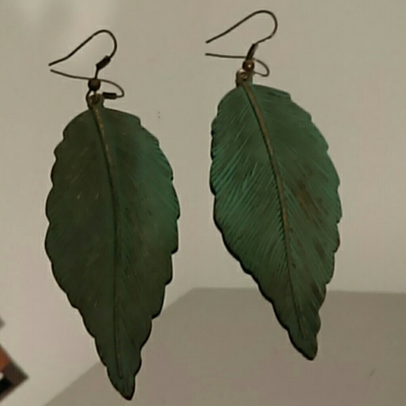 PRETT SAGE GREEN COLORED LEAF EARRINGS