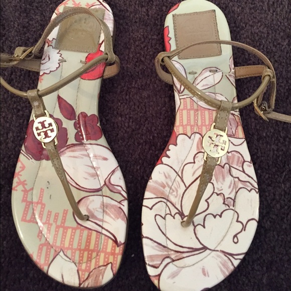 Tory Burch tan patent leather thong sandals 36 6