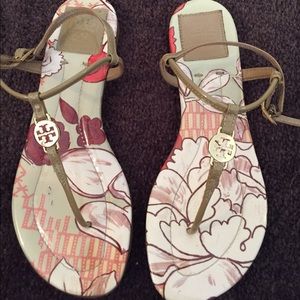 Tory Burch tan patent leather thong sandals 36 6