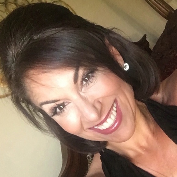 Meet your Posher, Sandy - Picture 3 of 4