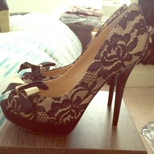 Black and gold lace heels with bow detail 🎀