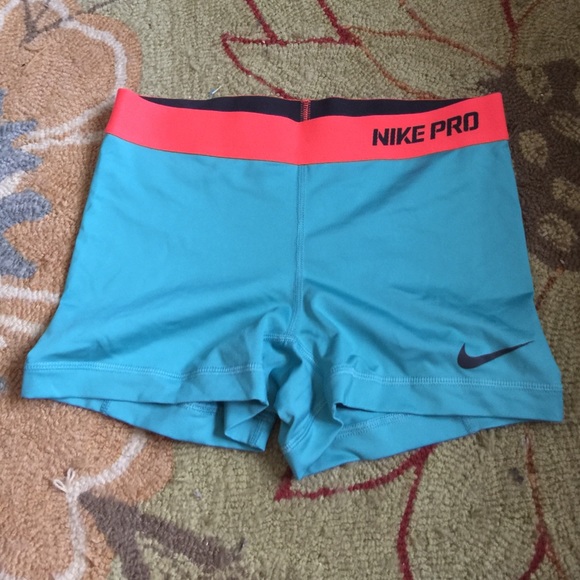 Women's Nike pro 3"