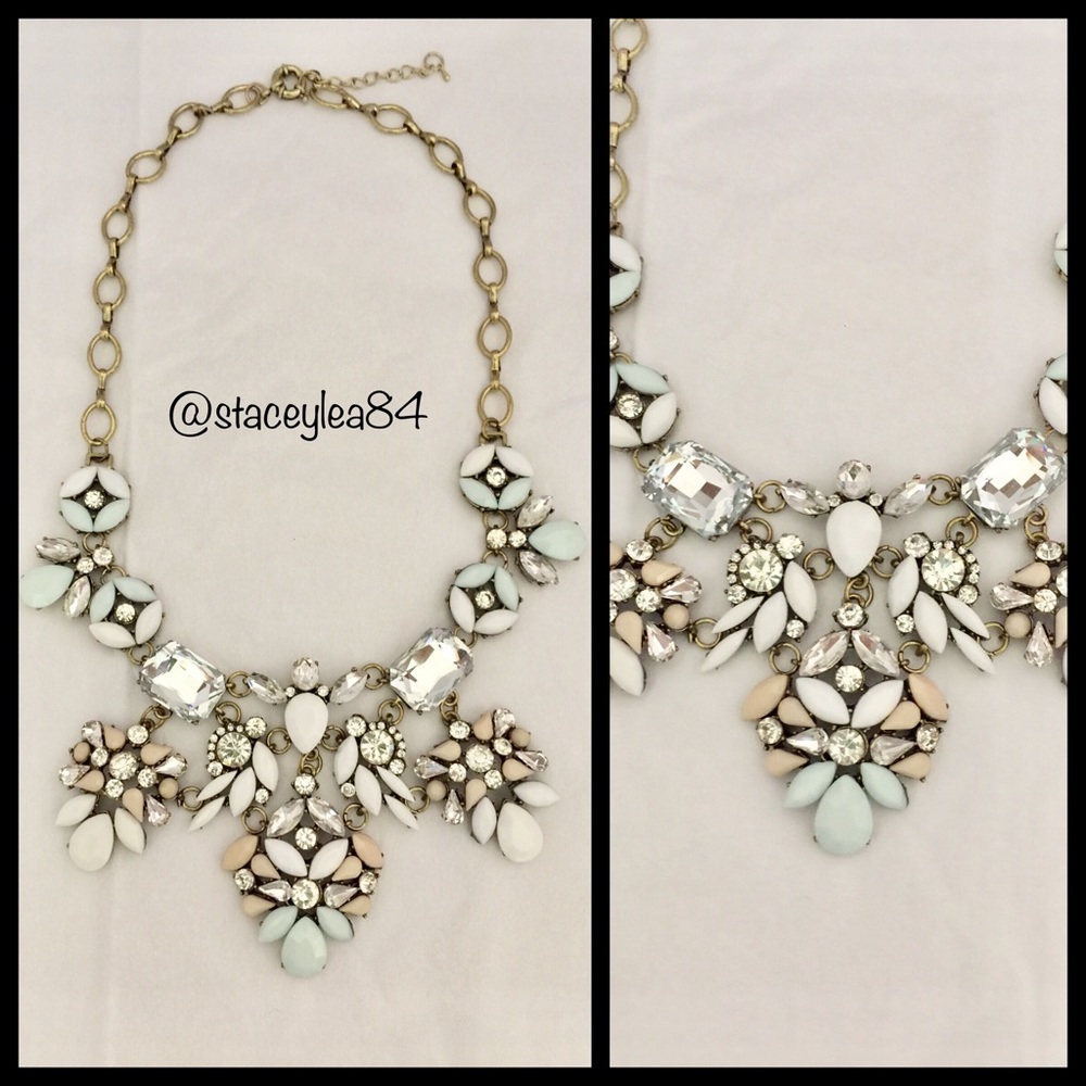 💚 Mint and White Luxe Statement Necklace - Picture 4 of 8