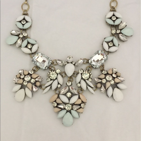 💚 Mint and White Luxe Statement Necklace - Picture 5 of 8