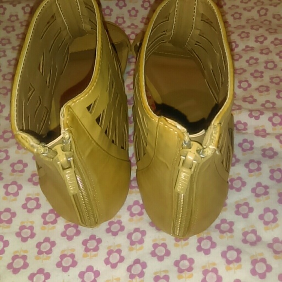 Sandles - Picture 2 of 3