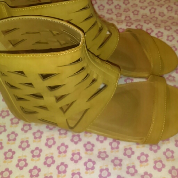 Sandles - Picture 3 of 3