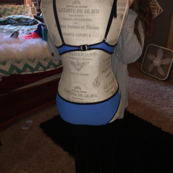 Bikini - Picture 2 of 2