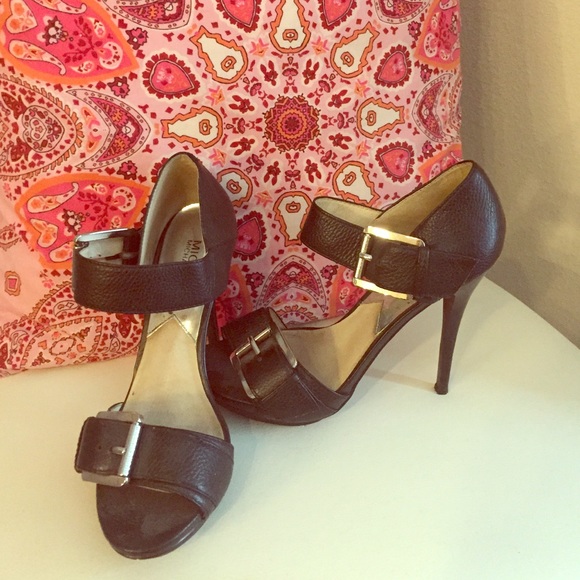 15% off 3 or more bundle! Michael Kors black heels - Picture 1 of 2