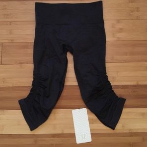 New Lululemon in the flow crop ll. Sz 4