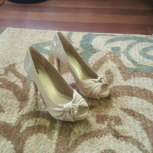 NWOT nude heels size 6.5