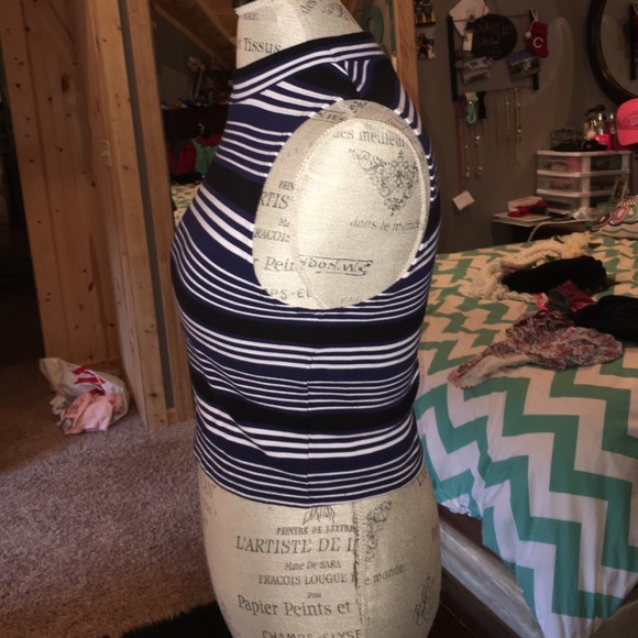 Crop top - Picture 2 of 3