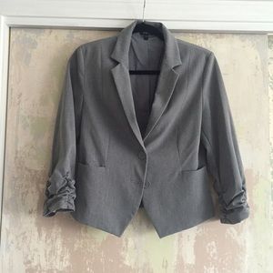 Crinkle sleeve blazer