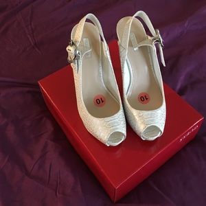 Size 10 Guess shoes NEVER WORN