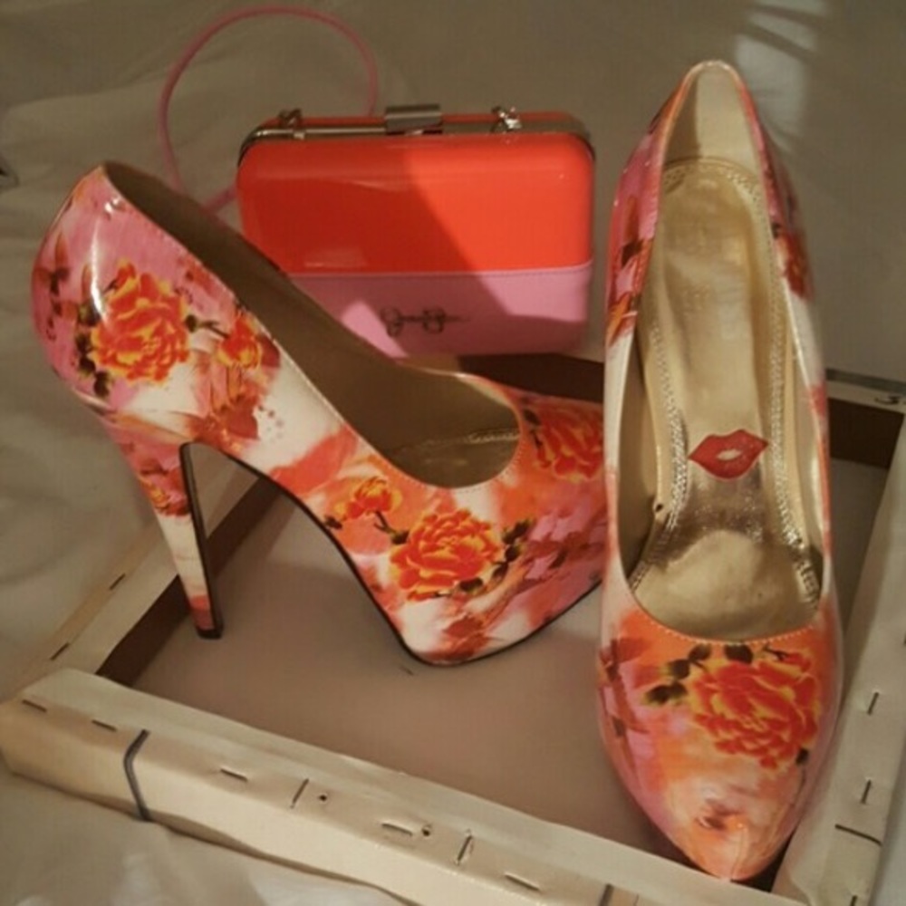 ⭐️SOLD⭐️RED Bottomed Floral Patent Platform Heels! - Picture 1 of 5