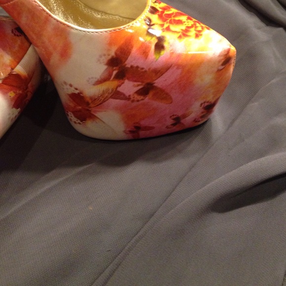 ⭐️SOLD⭐️RED Bottomed Floral Patent Platform Heels! - Picture 2 of 5