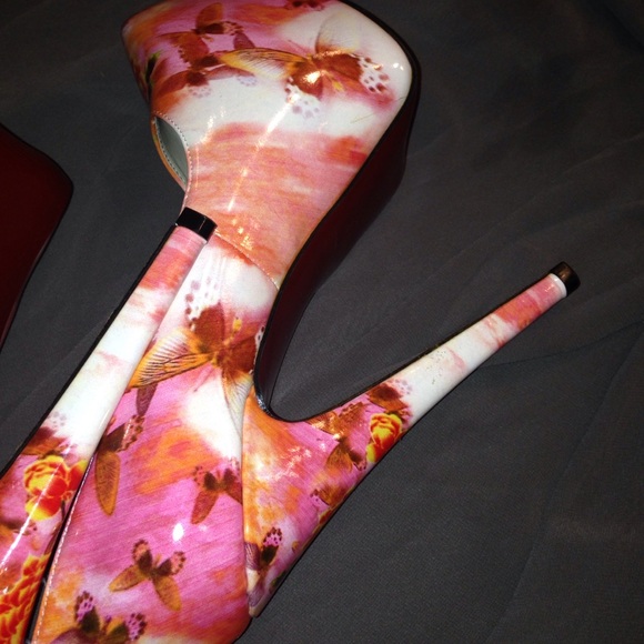 ⭐️SOLD⭐️RED Bottomed Floral Patent Platform Heels! - Picture 3 of 5