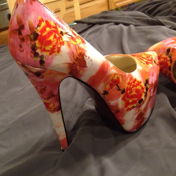 ⭐️SOLD⭐️RED Bottomed Floral Patent Platform Heels! - Picture 4 of 5
