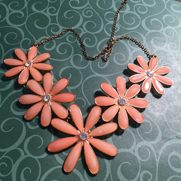 Floral Statement Necklace 🌿 - Picture 3 of 4