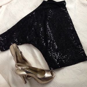 Gorgeous black sequin 3/4 sleeve top