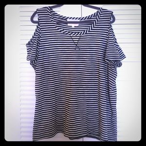 Two by Vince Camuto cold shoulder tshirt