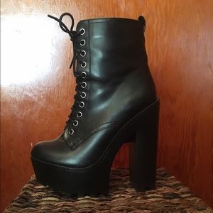 Size 8 Steve Madden stompers