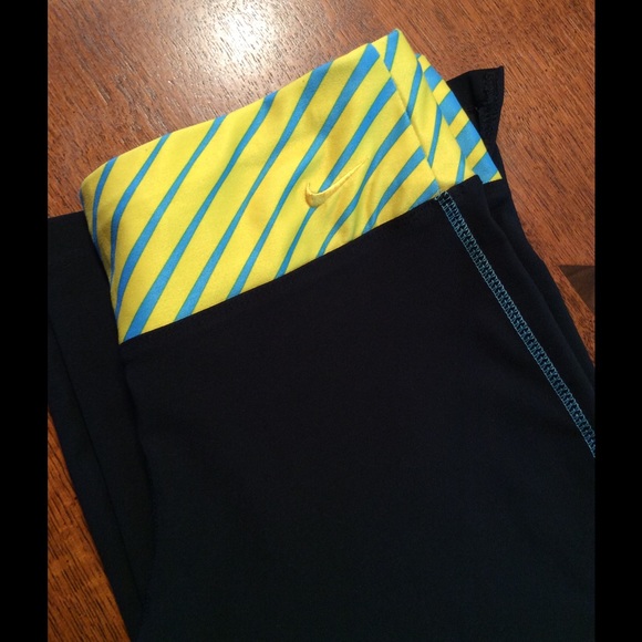 Women's Nike capris pants. - Picture 2 of 3