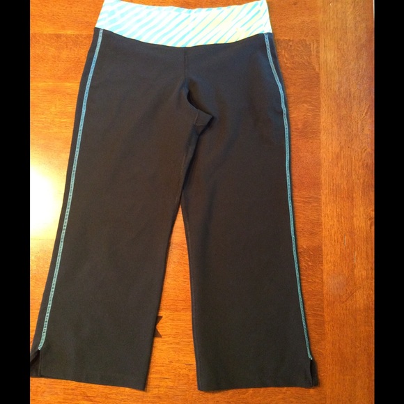 Women's Nike capris pants. - Picture 3 of 3
