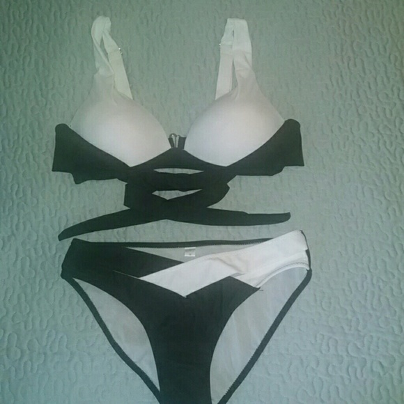 Black & white bikini NWOT