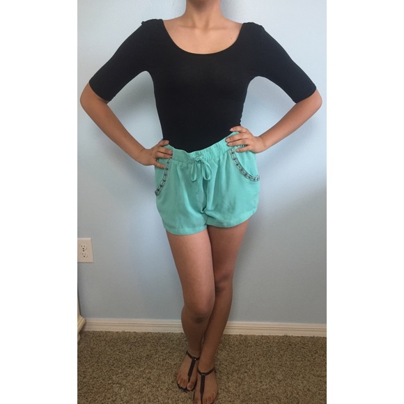 FASHIONABLE AND FLOWY SOFT SHORTS - Picture 2 of 3