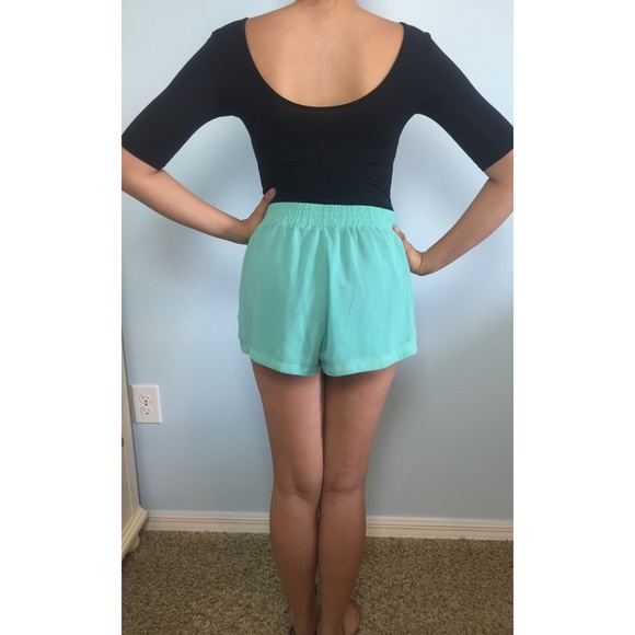 FASHIONABLE AND FLOWY SOFT SHORTS - Picture 3 of 3