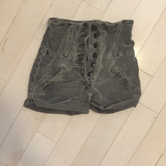 *sold on M* LF button up high waisted shorts