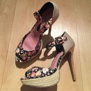 NIB! Anne Michelle Floral Heels. Size US 7.5