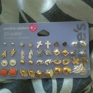 20 pairs of earrings
