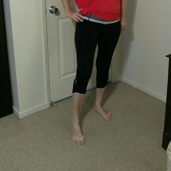 LULUEMON CAPRI ATHLETIC PANTS