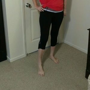 LULUEMON CAPRI ATHLETIC PANTS