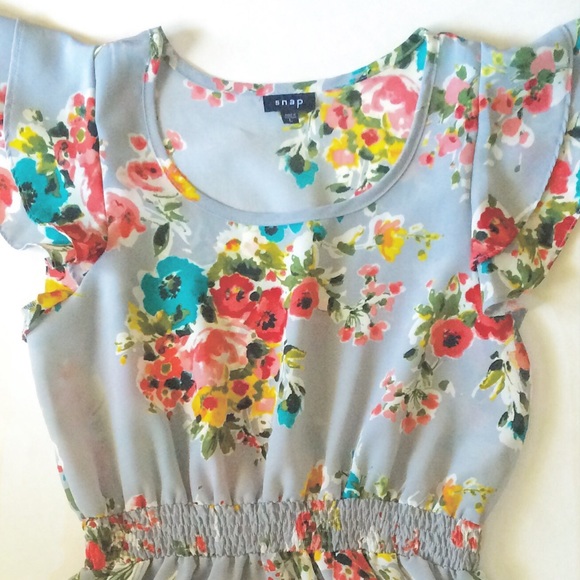 Snap Dresses & Skirts - Lovely floral and gray dress