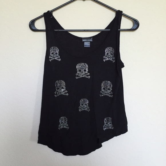 Black skull cropped tank