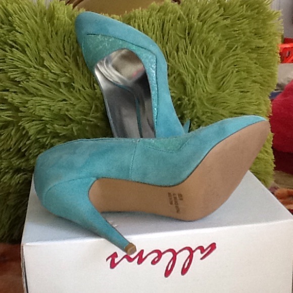 ADORABLE ❤️🎀❤️ BLUE  QUPID SHOE - Picture 2 of 2