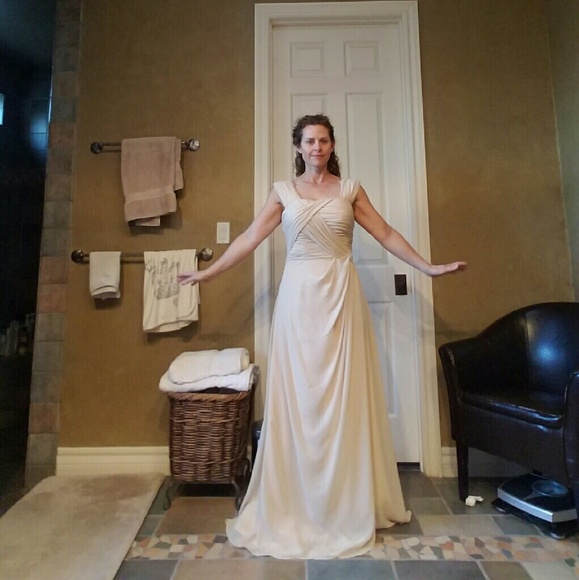 Long Formal gown. NEVER BEEN WORN! - Picture 3 of 4