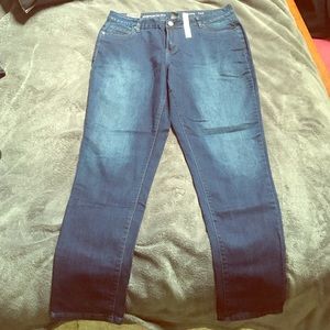 TAGS. NEVER WORN. AVENUE JEANS