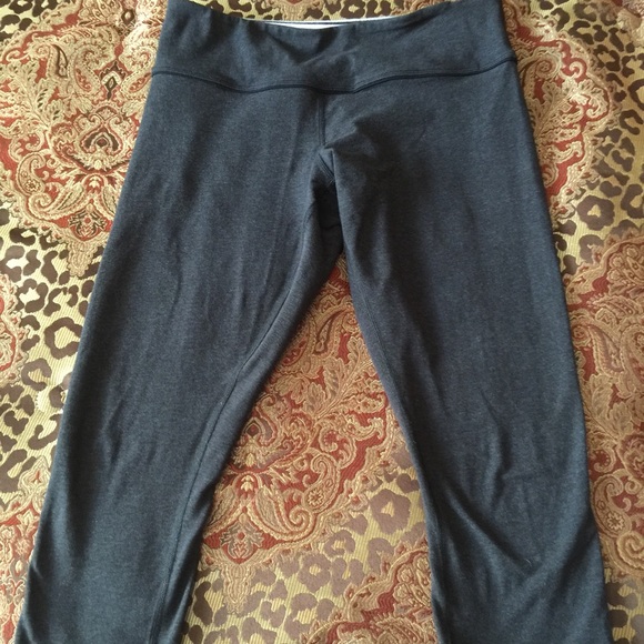 GUC lululemon wunder under crops in heathered grey - Picture 3 of 4
